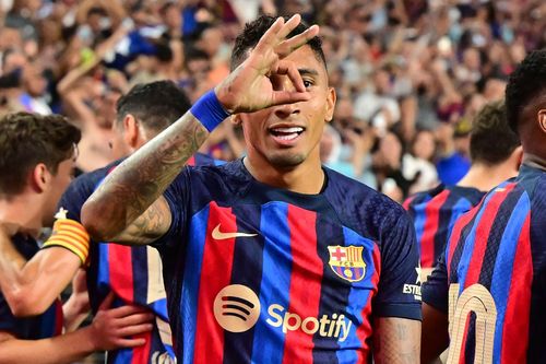 Lewandowski tịt ngòi, Barca vẫn hạ Real nhờ siêu phẩm của Raphinha