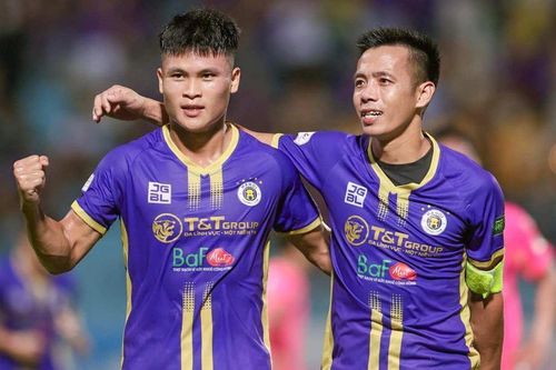 Văn Quyết tỏa sáng, Hà Nội FC lên đỉnh bảng