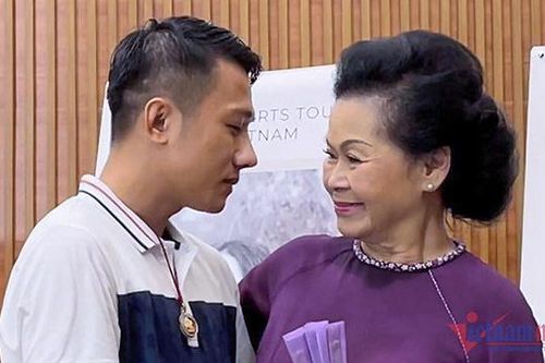 Fan khiếm thị gần 10 năm theo danh ca Khánh Ly đi khắp Việt Nam