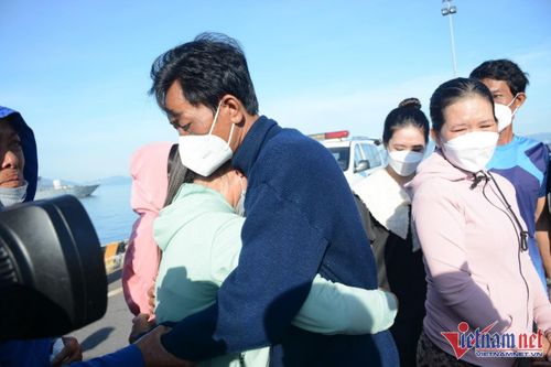 5 ngư dân mất tích trở về và phút giây vợ ôm chồng trào nước mắt