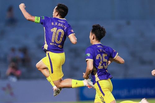 Thắng hú vía Hà Tĩnh, Hà Nội chiếm ngôi đầu bảng V-League