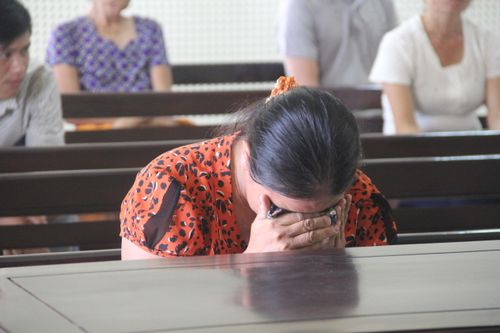 Vợ khóc ngất tại tòa khi chồng nhận án tử hình vì 25 triệu đồng