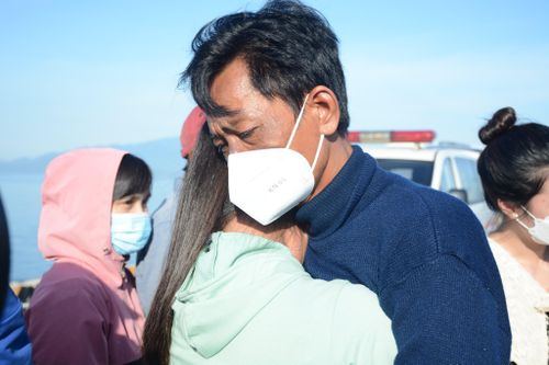 5 ngư dân được cứu sống trở về thấy mình 'như được sinh ra lần nữa'