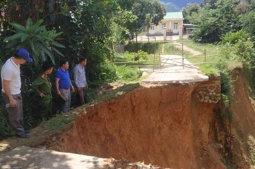 Một xóm biên giới bị cô lập vì đường 'gãy đôi'