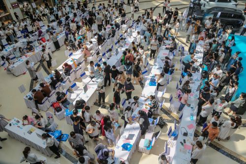 Gen Z Trung Quốc chạy đua làm viên chức nhà nước