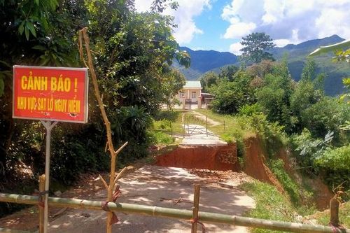 Nhiều điểm sạt lở gây chia cắt tại miền núi Nghệ An do mưa lớn