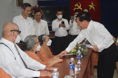 Phó Thủ tướng Phạm Bình Minh thăm, tri ân người có công với cách mạng tại Đà Nẵng