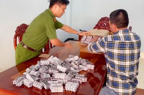 Bị truy đuổi, kẻ buôn lậu ném 30.000 viên thuốc xuống đường rồi tẩu thoát