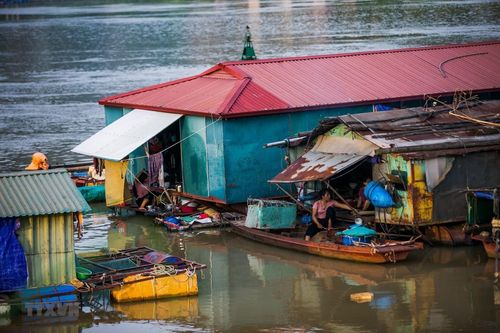 Cận cảnh cuộc sống mưu sinh của người dân làng vạn chài ở Hòa Bình