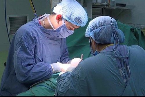 Đi tiểu ra máu, không ngờ có viên sỏi to như quả trứng trong bàng quang