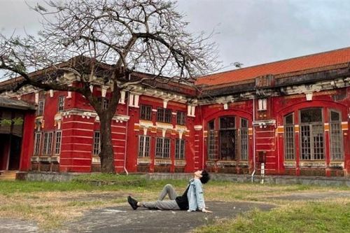 Điểm check-in nổi bật với kiến trúc cổ kính xen lẫn Âu - Á giữa lòng phố Huế