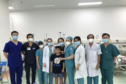3 tháng chạy đua với tử thần giành lại mạng sống cho bé 8 tuổi sốc sốt xuất huyết nặng
