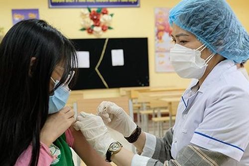 Thủ tướng: Tăng tốc độ tiêm chủng cho trẻ từ 5 đến dưới 12 tuổi; hoàn thành sớm nhất việc tiêm mũi 3, 4