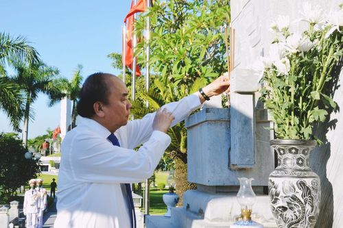 Chủ tịch nước Nguyễn Xuân Phúc dâng hương tưởng niệm các Anh hùng liệt sĩ tại Quảng Ninh