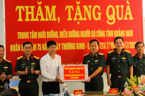 Quân khu 5 thăm, tặng quà trung tâm phụng dưỡng người có công với cách mạng