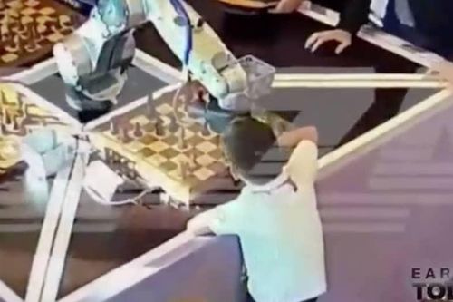 Nga: Robot chơi cờ vua làm gãy ngón tay cậu bé 7 tuổi