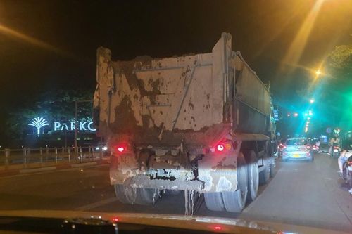 Những con 'trâu đằm' phát tán bụi khắp Thủ đô