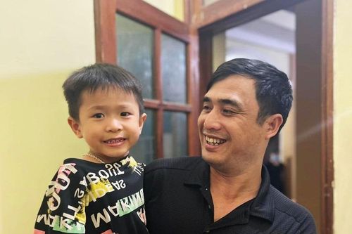 Công an phường giúp cháu bé đi lạc tìm lại người thân