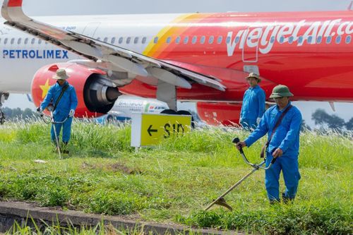 Nhân viên sân bay Nội Bài làm việc dưới nền nhiệt lên tới 60 độ C