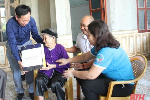 TYM Chi nhánh Thanh Hóa tặng quà tri ân mẹ Việt Nam anh hùng và các gia đình thương binh, liệt sỹ