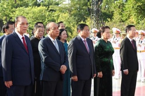 Chùm ảnh: Lãnh đạo Đảng, Nhà nước tưởng nhớ Chủ tịch Hồ Chí Minh và các Anh hùng liệt sĩ