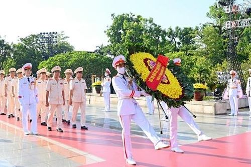 Đảng ủy Công an Trung ương - Bộ Công an dâng hương tưởng niệm các Anh hùng - Liệt sĩ