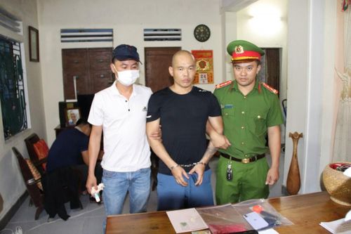 Bắt 2 đối tượng tàng trữ gần 2.000 viên ma túy cùng 1 khẩu súng