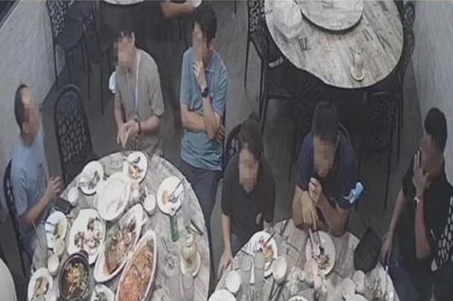 Nhóm khách 'quên' trả gần 1.200 USD khi ăn nhà hàng ở Singapore