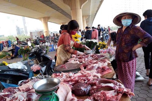 'Đỏ mắt' chờ hàng hóa giảm giá theo xăng