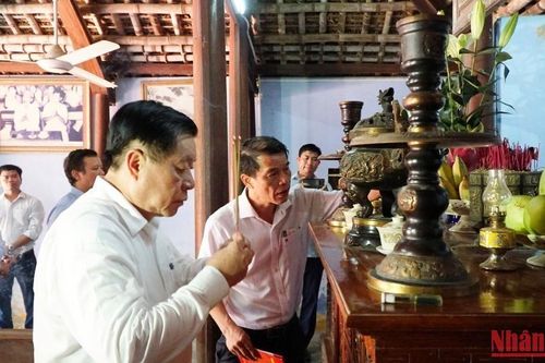 Đồng chí Nguyễn Trọng Nghĩa dâng hương tri ân đồng chí Tố Hữu và Đại tướng Nguyễn Chí Thanh