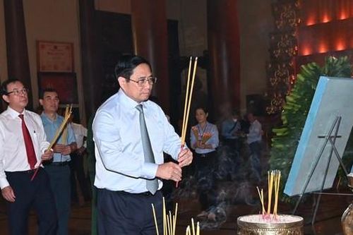 Thủ tướng Phạm Minh Chính dâng hương tưởng nhớ các anh hùng liệt sĩ