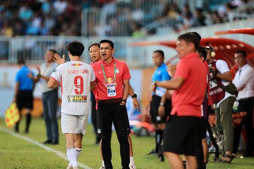 Báo Thái Lan khen ngợi Kiatisak sau chuỗi thắng liên tiếp của Hoàng Anh Gia Lai