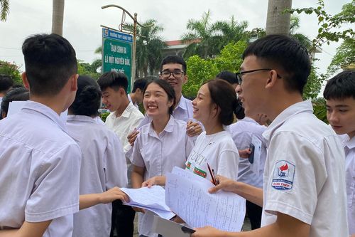Thi tốt nghiệp THPT 2022: Điểm học bạ cao hơn điểm thi