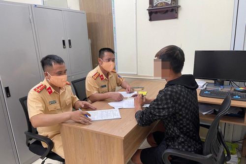 Xe tải chạy ngược chiều trên cao tốc, tài xế nói 'do không biết đường'
