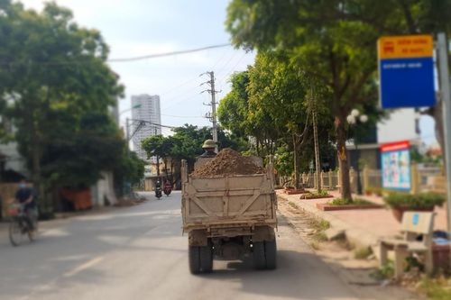 Thành điểm trung chuyển bất đắc dĩ, xã ven đô oằn mình hứng bùn, bụi