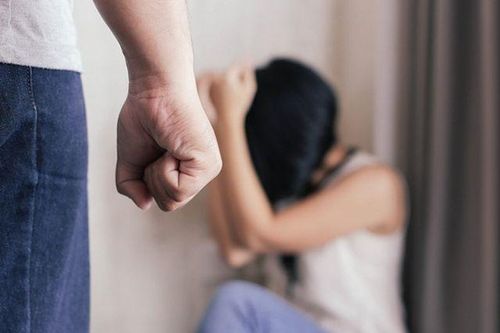 Viện kiểm sát yêu cầu khởi tố đối với người đàn ông say xỉn đánh vợ