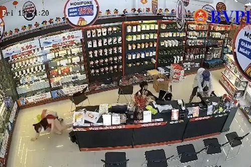 Nam thanh niên cầm dao tấn công nhân viên cửa hàng điện thoại, cướp tiền