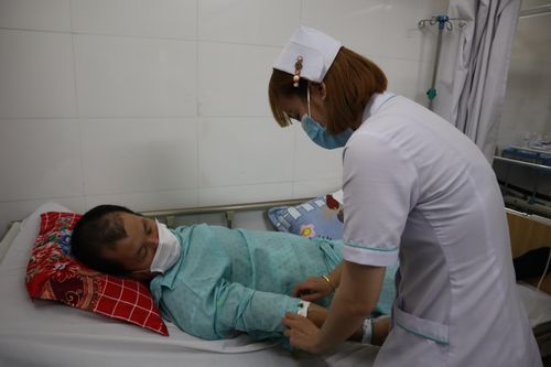 Hành trình hút 15 lít mật bị vỡ trong ổ bụng bệnh nhân bị tai nạn