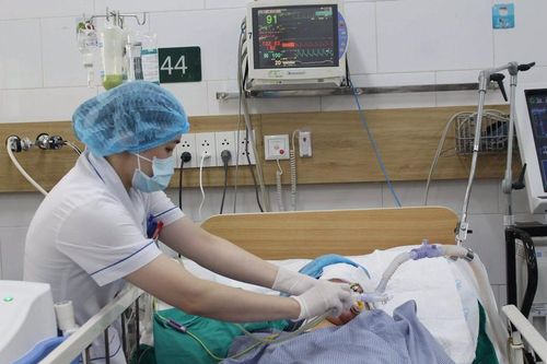 Cô gái trẻ ở Hà Nội hôn mê sâu sau điếu thuốc lá điện tử bạn mời