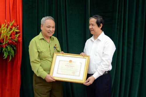 Bộ Giáo dục và Đào tạo tặng bằng khen cho thí sinh 82 tuổi là thương binh chống Mỹ