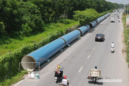 Cận cảnh ống dẫn nước khổng lồ nằm dọc đại lộ Thăng Long đợi ngày lắp đặt