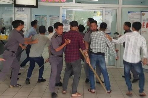 Người nhà bệnh nhân bóp cổ bác sĩ