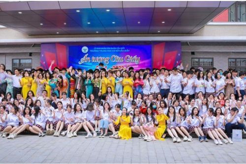 Một trường THCS tại Hà Nội có 437 lượt đỗ chuyên, 7 Thủ khoa, Á khoa
