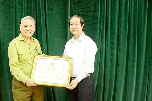 Bộ GD-ĐT tặng bằng khen thí sinh 82 tuổi đậu tốt nghiệp THPT