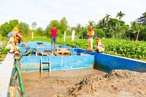 Phát hiện sà lan chở hàng trăm khối cát không rõ nguồn gốc trên sông Hậu