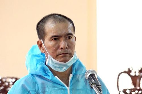 Người dân hãi hùng chứng kiến gã đàn ông sát hại bạn nhậu rồi kéo thi thể ra vườn