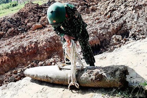 Đào đất cải tạo giếng phát hiện bom còn nguyên kíp nổ