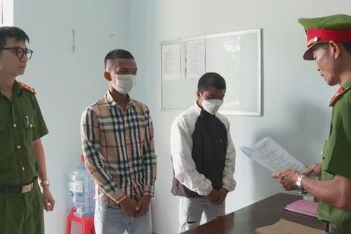 Bắt nhóm choai vác gậy đánh gục người lạ vào buôn
