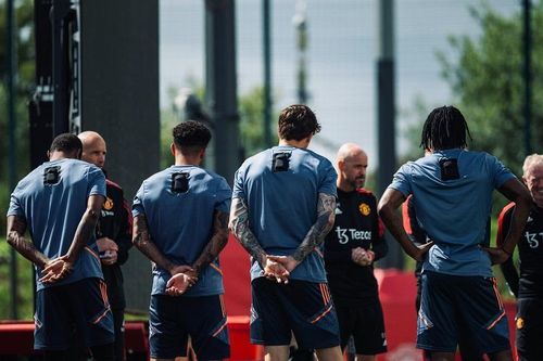 Tiết lộ bất ngờ về phòng thay đồ MU, Ronaldo không còn chỗ