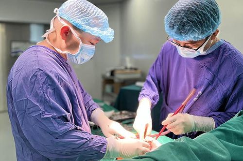 Chi 7 triệu nâng vòng 1 tại spa, người phụ nữ 42 tuổi phải nhập viện